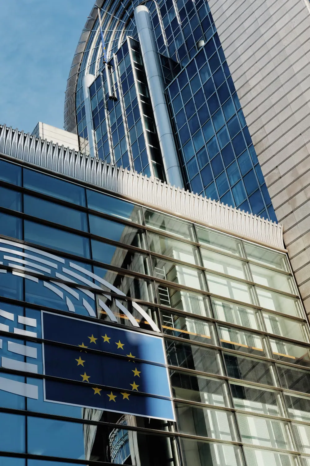 Drapeau de l’Union européenne devant un bâtiment vitré